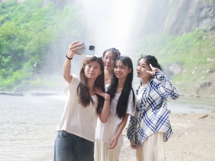 郑州出发八里沟一日天旅游团大学生活动03.jpg
